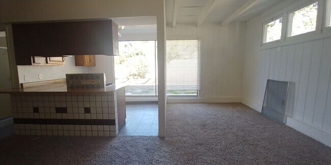 Building Photo - Studio backhouse in a quiet neighborhood.