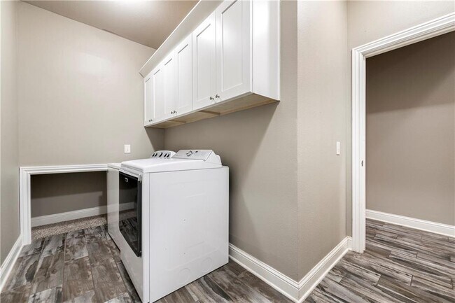 Building Photo - 4402 SW Alfalfa Ave