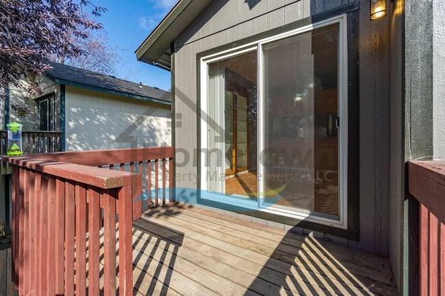 Building Photo - 4 Bedroom 2 Bathroom Home with Attached 2 ...