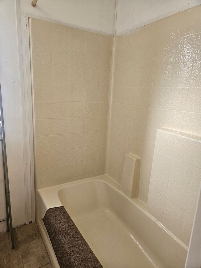 Building Photo - Large 3 bed/2 bath manufactured home in de...