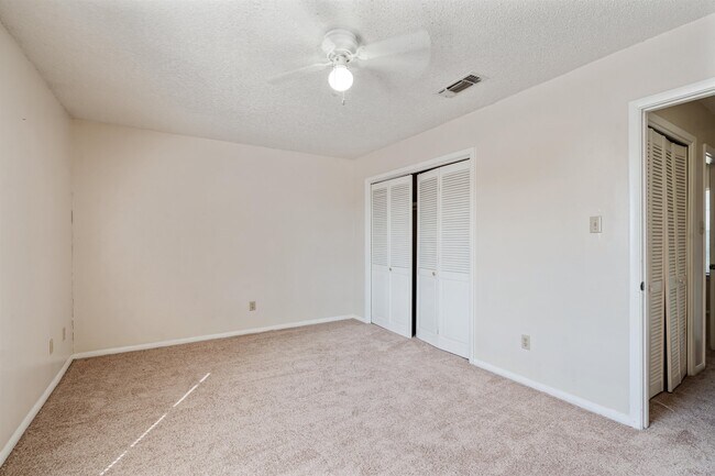 Building Photo - 221 Mary Lou Dr