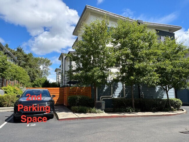 Building Photo - Beacon Hill Townhome