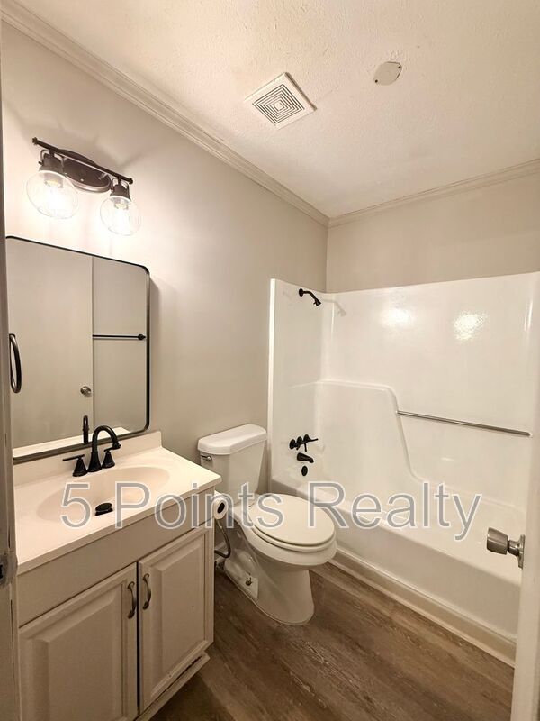 Building Photo - 2121 Bracey Cir
