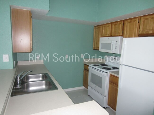 Building Photo - Great location!