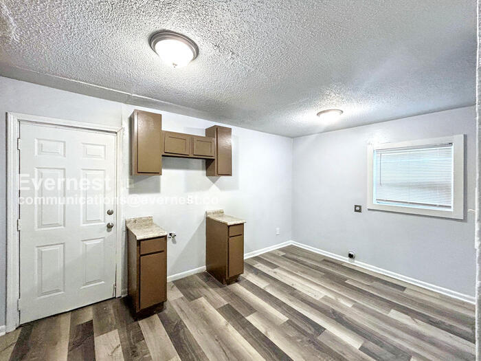 Building Photo - 4620 Sunnybrook St