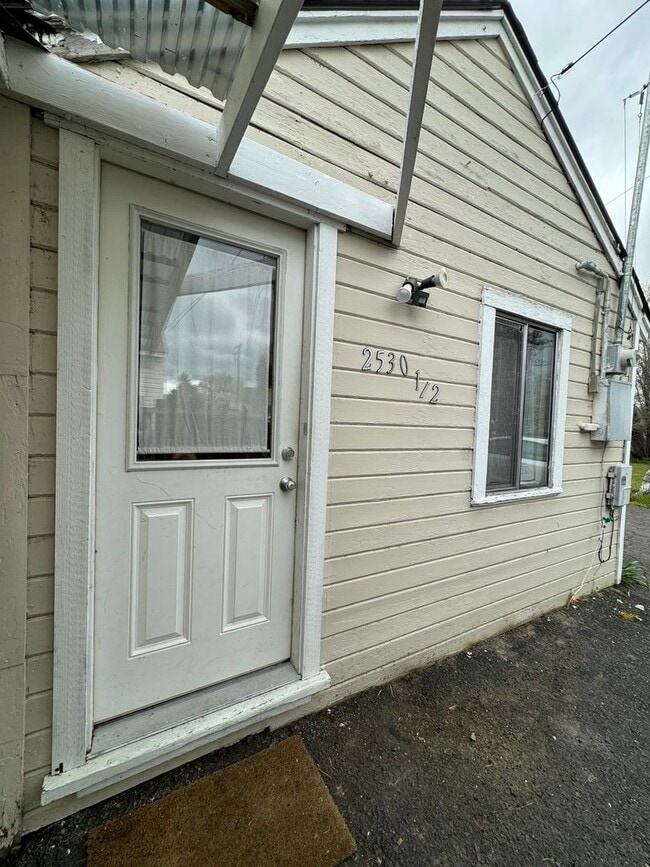 Building Photo - Hard to find 1 bdrm, 1 bath house with carport.