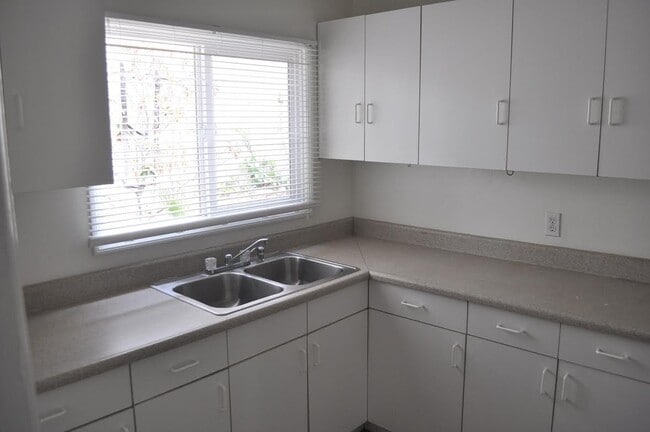 Building Photo - Affordable 2BR/1BA Detached Single Family ...