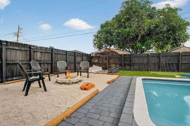 Building Photo - 6660 Custer St