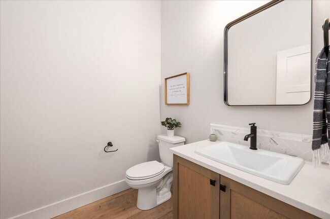 Building Photo - 3 Bedroom. 2.5 Bathroom House in Nampa