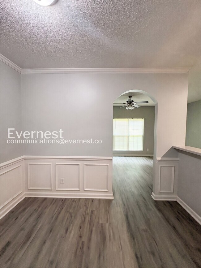 Building Photo - 3 Bed, 2 Bath Home with Garage / Pet-Friendly / Available Now!