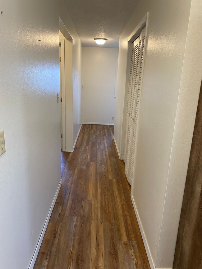 Building Photo - 2 Bed 1 Bath LAKE RENTAL