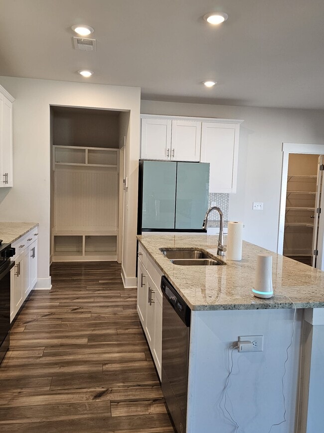 Building Photo - 558 Laxton Rd