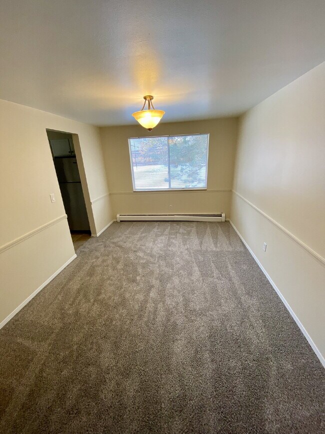 Building Photo - Don't miss out on this 5 bed 2.5 bath hous...