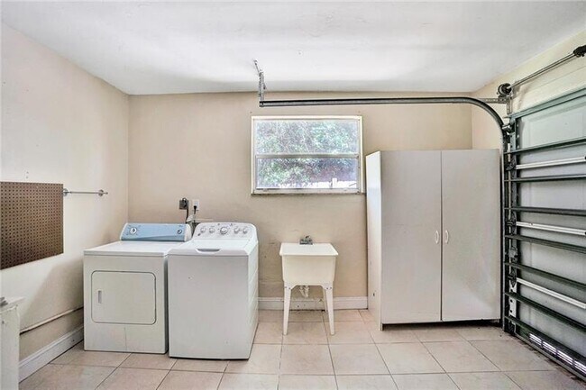 Building Photo - 5550 SW 130th Ave