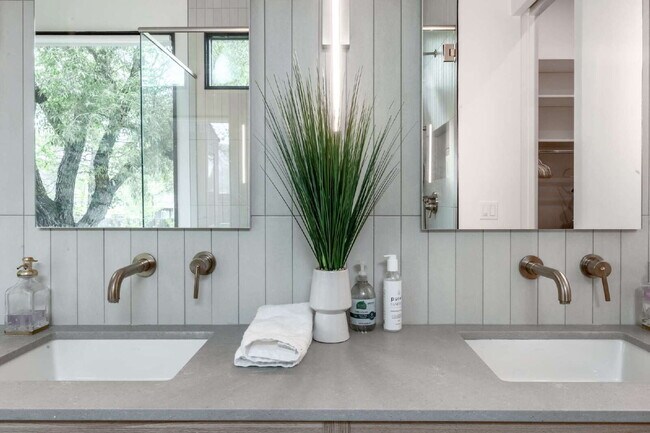 Building Photo - Modern Luxury Rental with Unobstructed Fla...
