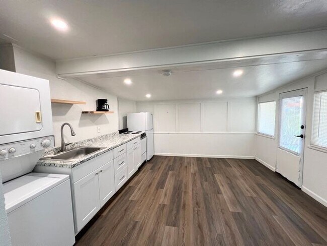 Building Photo - R301- 301 1/2