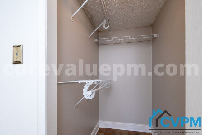 Building Photo - 1290 Holmespun Dr