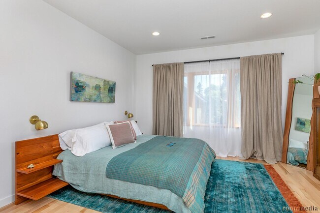 Building Photo - 2038 NE Morgan St