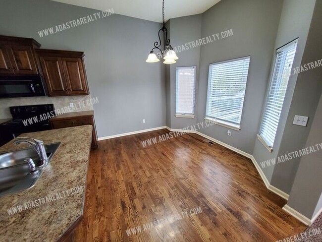 Building Photo - Beautiful and Spacious Olathe Townhome-Ava...