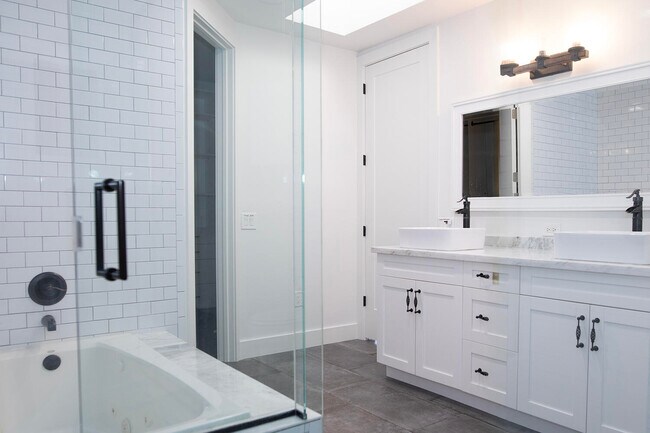 Building Photo - 634 SE 3rd Ave