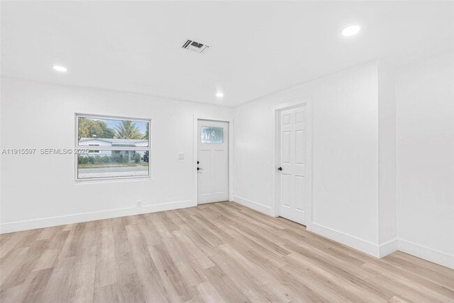 Building Photo - 216 NE 160th St