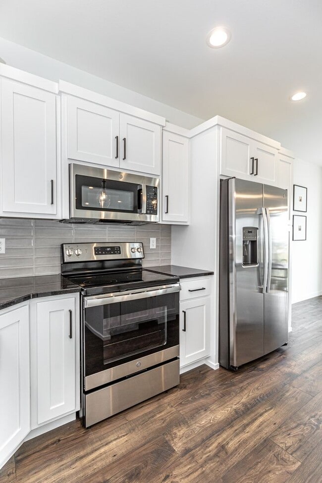 Building Photo - 3 Bed 2.5 Bath Single Family Home