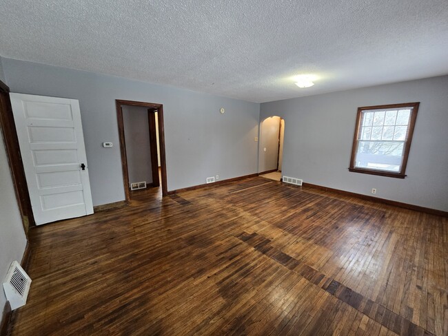 Building Photo - 401 Charles St