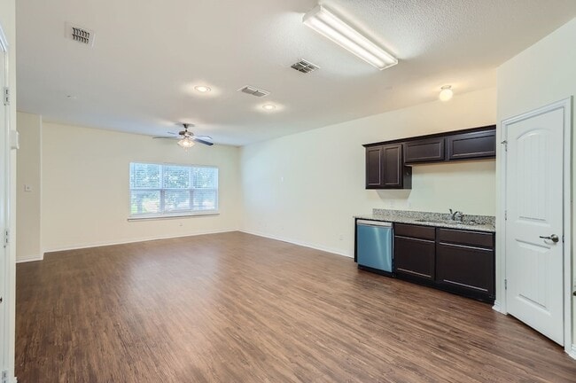 Building Photo - 1320 Lakecrest Ln