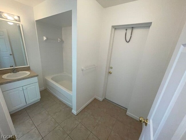 Building Photo - 721 Castlestone Ave S