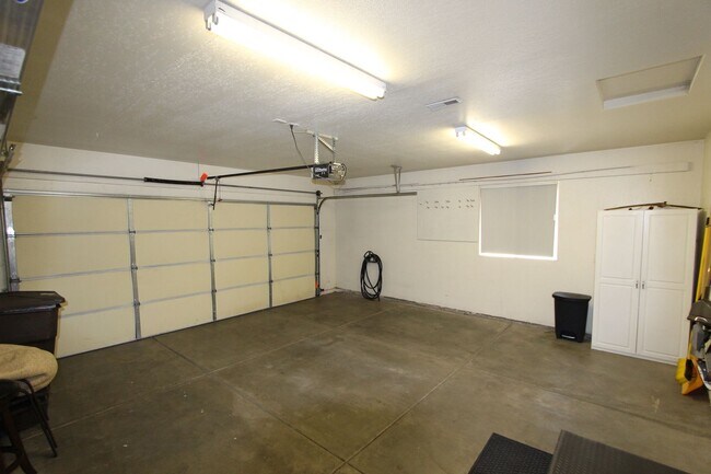 Building Photo - Spacious 3-Bedroom Townhouse with Main-Level Primary Suite