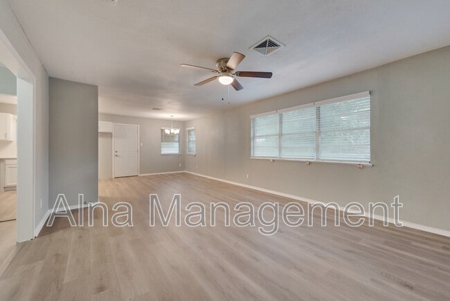 Building Photo - 805 N Douglas Ave