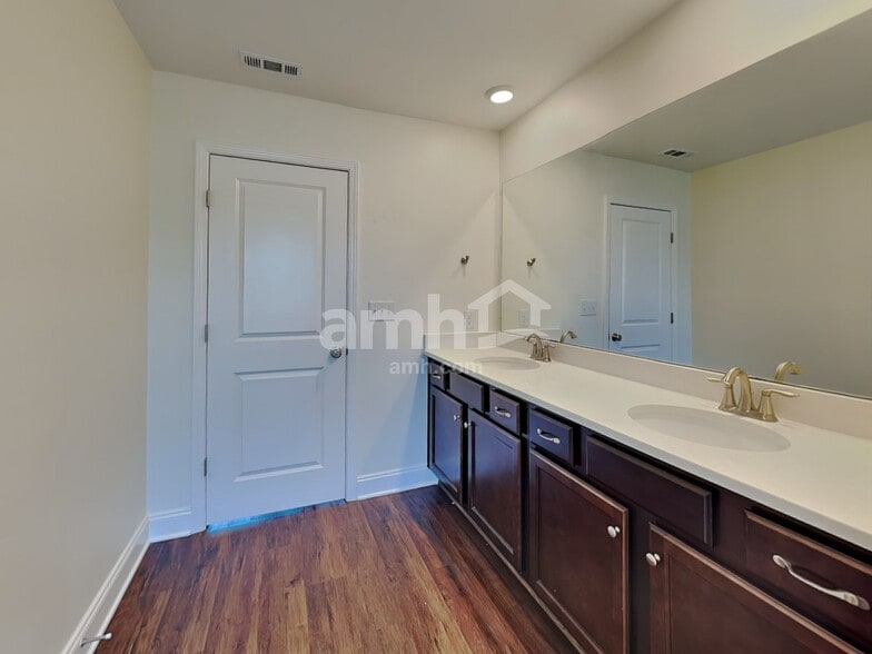 Building Photo - 5223 Valor Dr