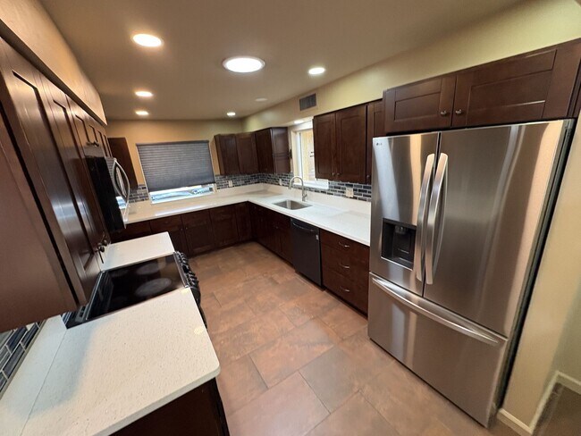 Building Photo - Highly sought community of Colonia Verde