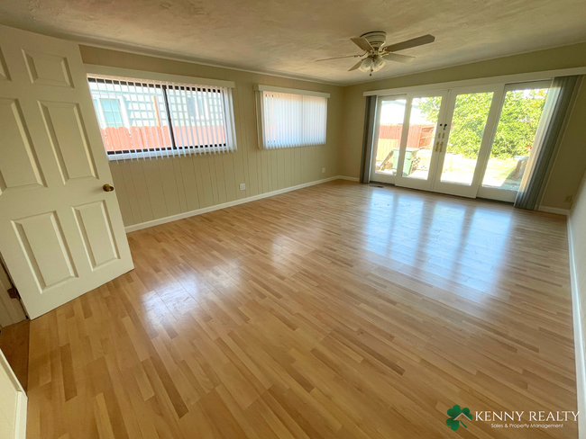 Building Photo - Large 2 Bedroom Home with Bonus room and G...