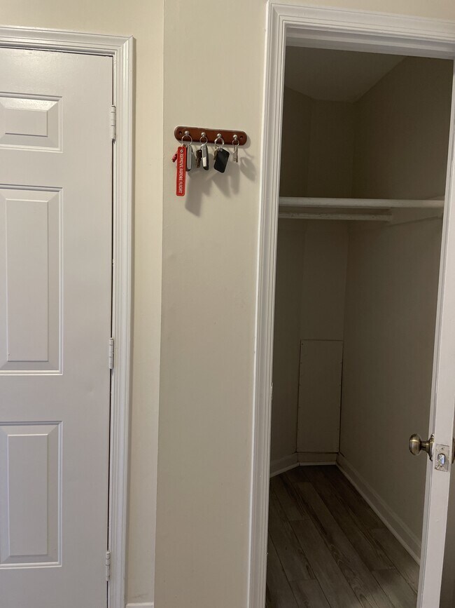 Building Photo - 6108 Castletown Way