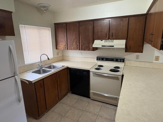 Building Photo - 464 N 500 W