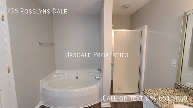 Building Photo - 736 Rosslyns Dale