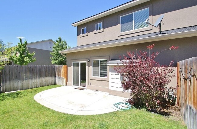 Building Photo - Immaculate Townhouse in Quiet Community