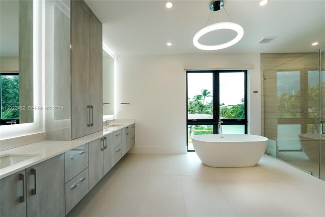 Building Photo - 333 NE Spanish Ct