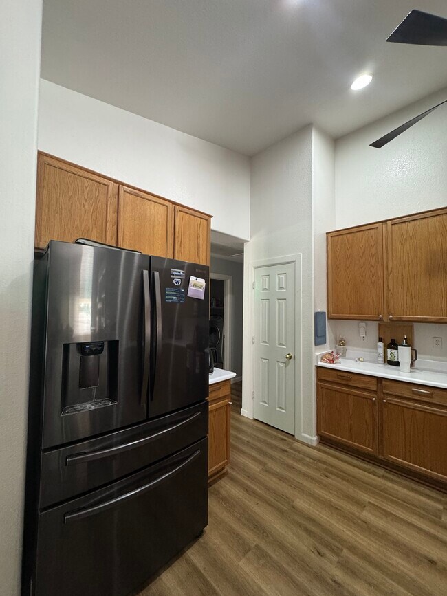 Building Photo - 8937 W Lone Cactus Dr