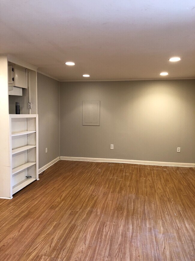Building Photo - 2819 White Oak Dr