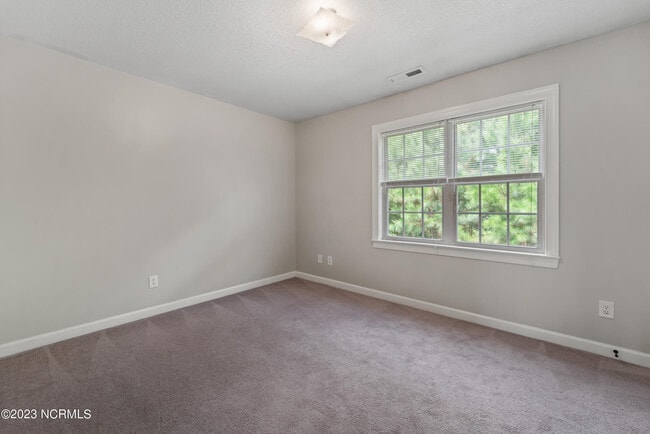 Building Photo - 1102 Springwood Dr