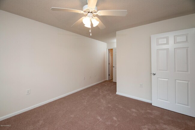 Building Photo - 2833 Holly Glen Dr