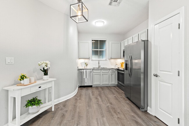 Building Photo - 24 Talon Ct