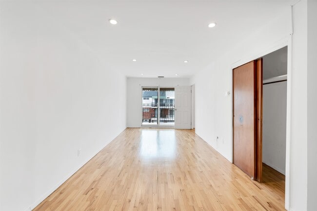 Building Photo - 30 Skyline Dr