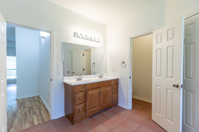 Building Photo - 3310 Silver Oaks Dr