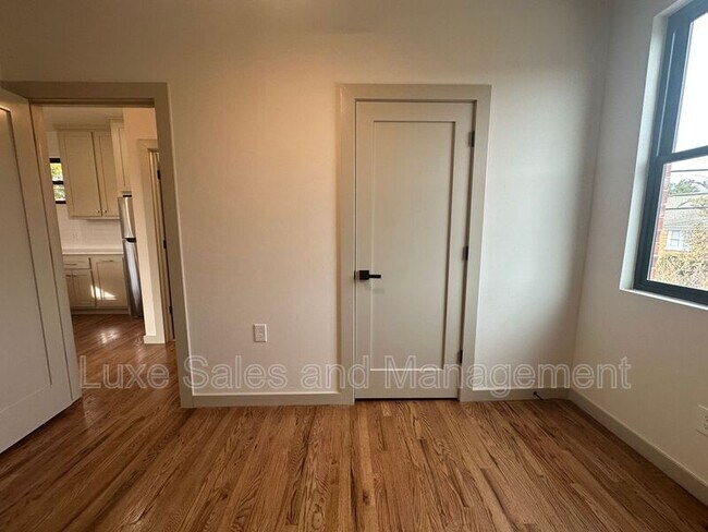 Building Photo - 911 NE 16th St