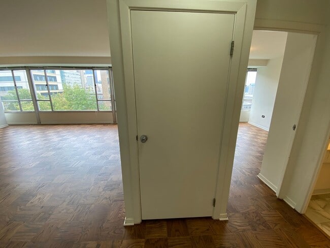 Building Photo - Light and Bright 1 bedroom 1 bath condo first hill