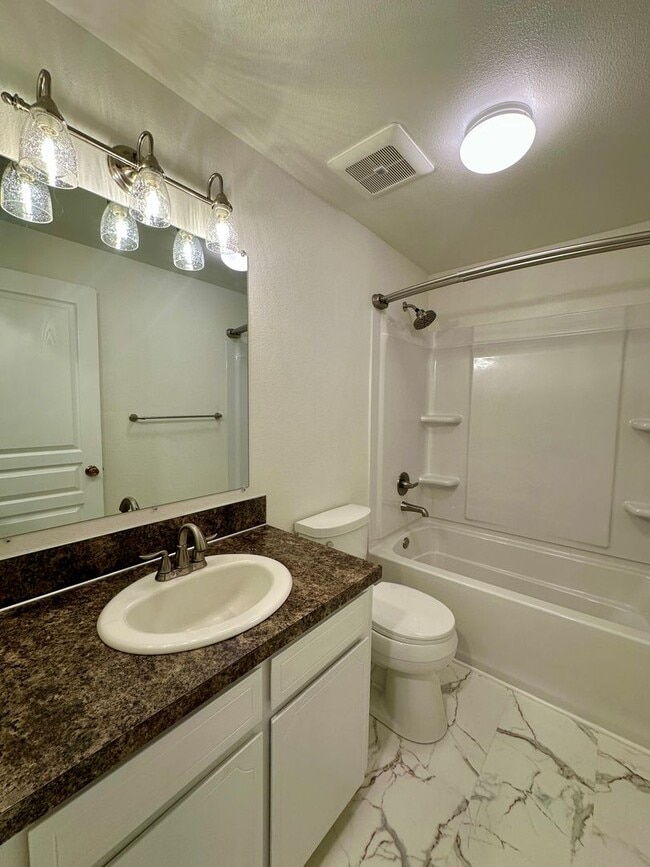 Building Photo - Updated Two Bedroom Condo in Keizer