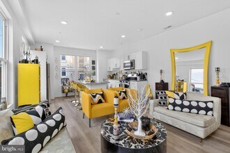 Building Photo - 2352 W Thompson St